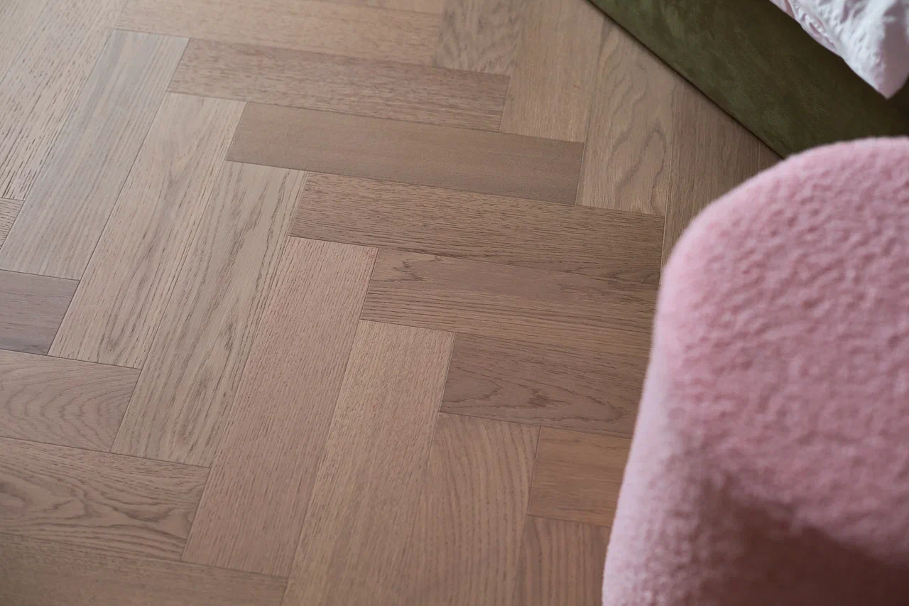 Композитная паркетная доска Quartz Parquet Штучный паркет Дуб Бисквитный 44-1258-07 венгерская елка 400×100×5 фото в интерьере Композитная паркетная доска Quartz Parquet Штучный паркет Дуб Бисквитный 44-1258-07 венгерская елка 400×100×5 фото в интерьере