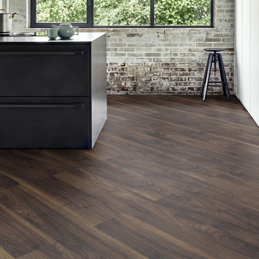 Кварцвиниловая плитка Moduleo клеевая Roots English Walnut 20896 1498×214×2,5 фото в интерьере