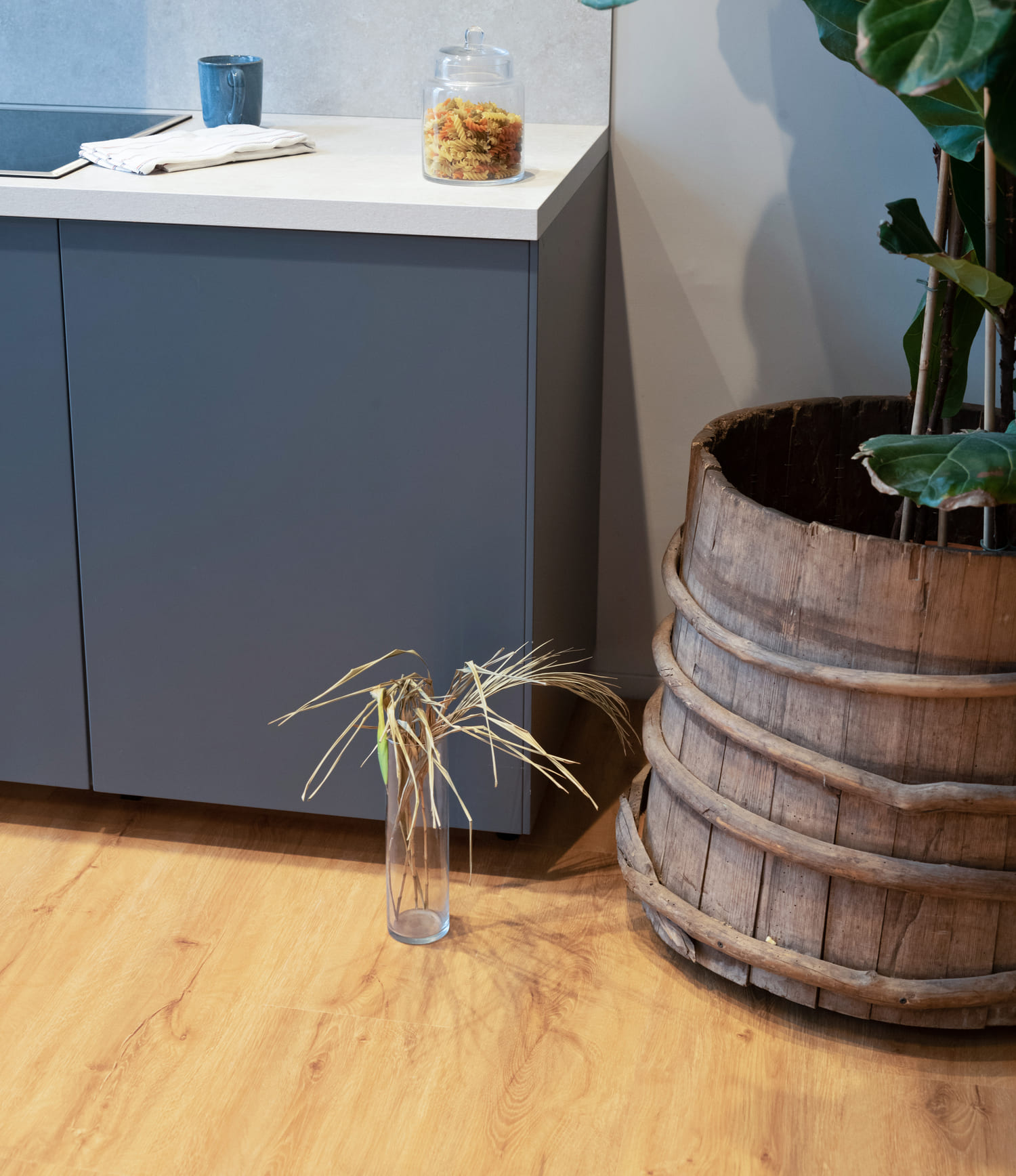 Кварцвиниловый SPC ламинат Vinilam Vinilpol Дуб Флоренция 7896-EIR 1220×228×6 фото в интерьере