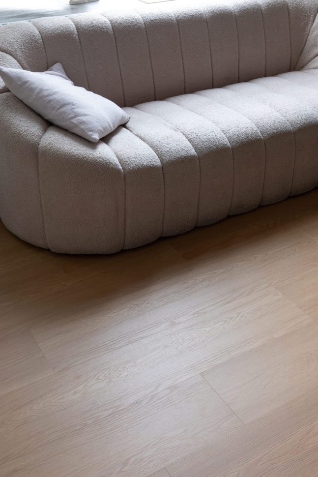 Кварцвиниловый SPC ламинат Vinilam Vinilpol Дуб Ферра 8822-EIR 1220×228×6 фото в интерьере