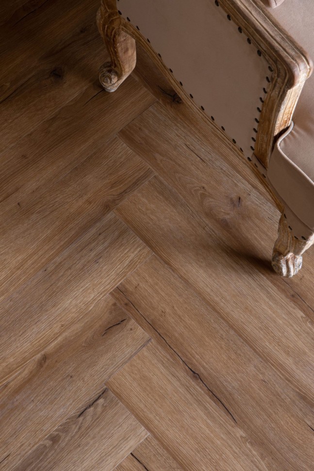 Кварцвиниловый SPC ламинат Vinilam Vinilpol Herringbone Паркет Франческо 9933 венгерская елка 762×127×7 фото в интерьере