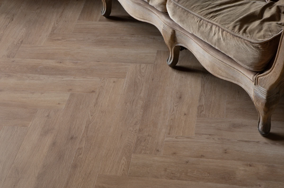 Кварцвиниловый SPC ламинат Vinilam Vinilpol Herringbone Паркет Бруно 9965 венгерская елка 762×127×7 фото в интерьере