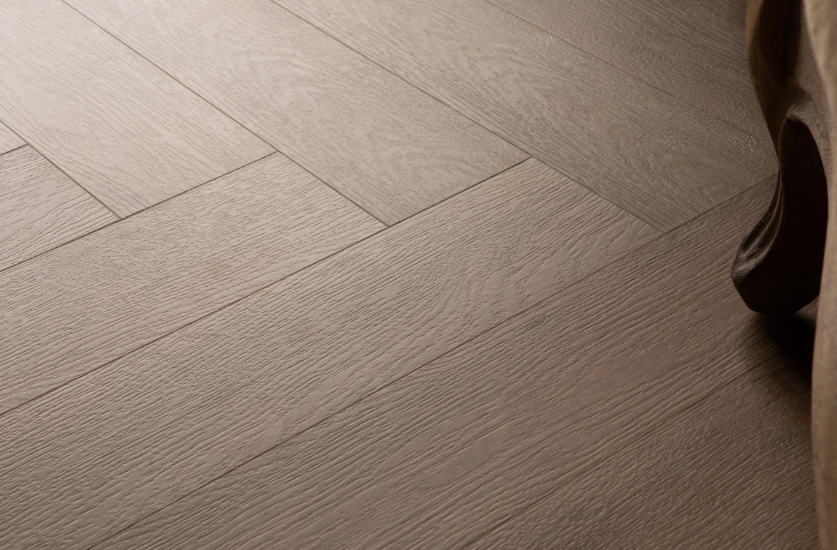 Кварцвиниловый SPC ламинат Vinilam Vinilpol Herringbone Паркет Бруно 9965 венгерская елка 762×127×7 фото в интерьере