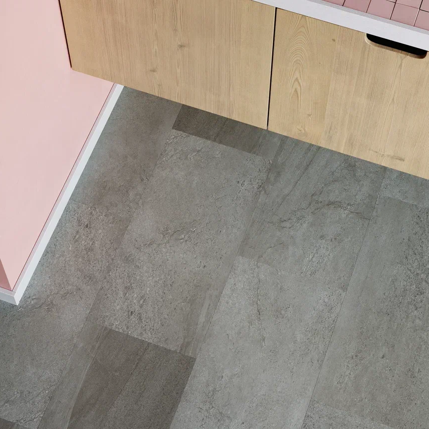 Кварцвиниловый SPC ламинат Invictus Maximus Tile Groovy Granite Lava 603×298×6 фото в интерьере