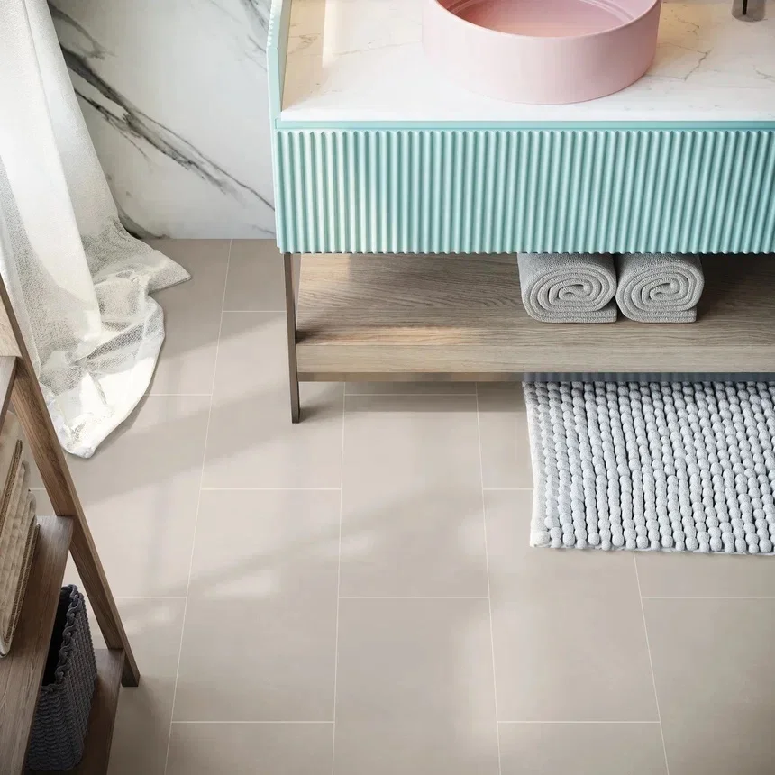 Кварцвиниловая плитка Invictus клеевая Maximus Tile Concrete Crush Smoke 610×305×2,5 фото в интерьере