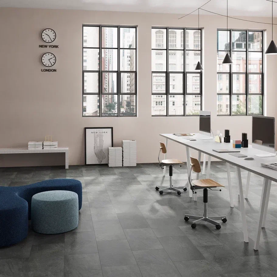 Кварцвиниловая плитка Invictus клеевая Maximus Tile Groovy Granite Steel 610×305×2,5 фото в интерьере