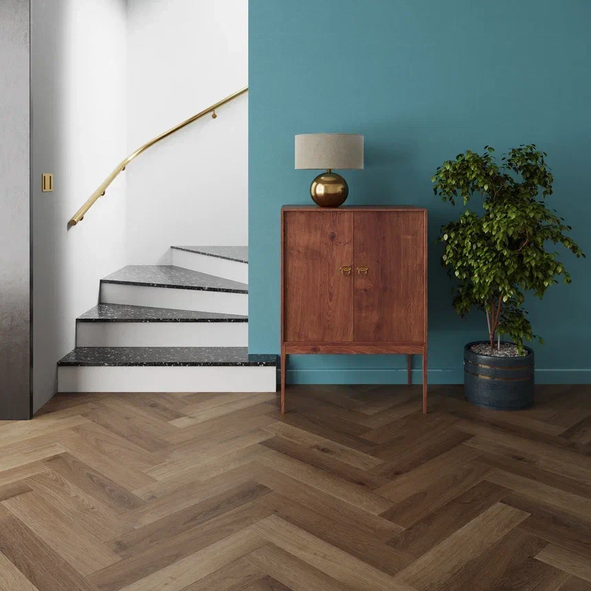 Кварцвиниловый SPC ламинат Invictus Maximus Herringbone Highland Oak Chocolate венгерская елка 743×145×5 фото в интерьере