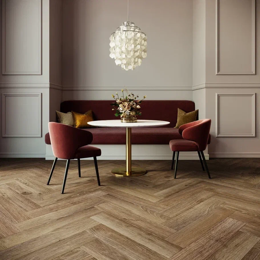 Кварцвиниловый SPC ламинат Invictus Maximus Herringbone Highland Oak Roasted венгерская елка 743×145×5 фото в интерьере