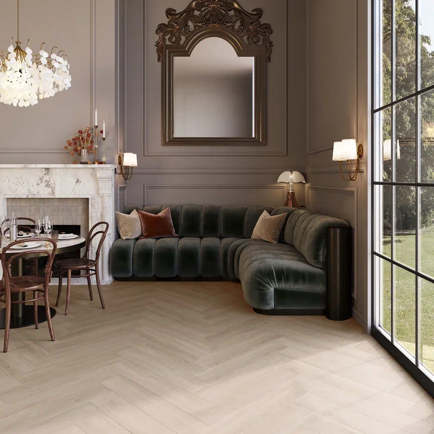 Кварцвиниловый SPC ламинат Invictus Maximus Herringbone Divine Oak Pure венгерская елка 743×145×5 фото в интерьере