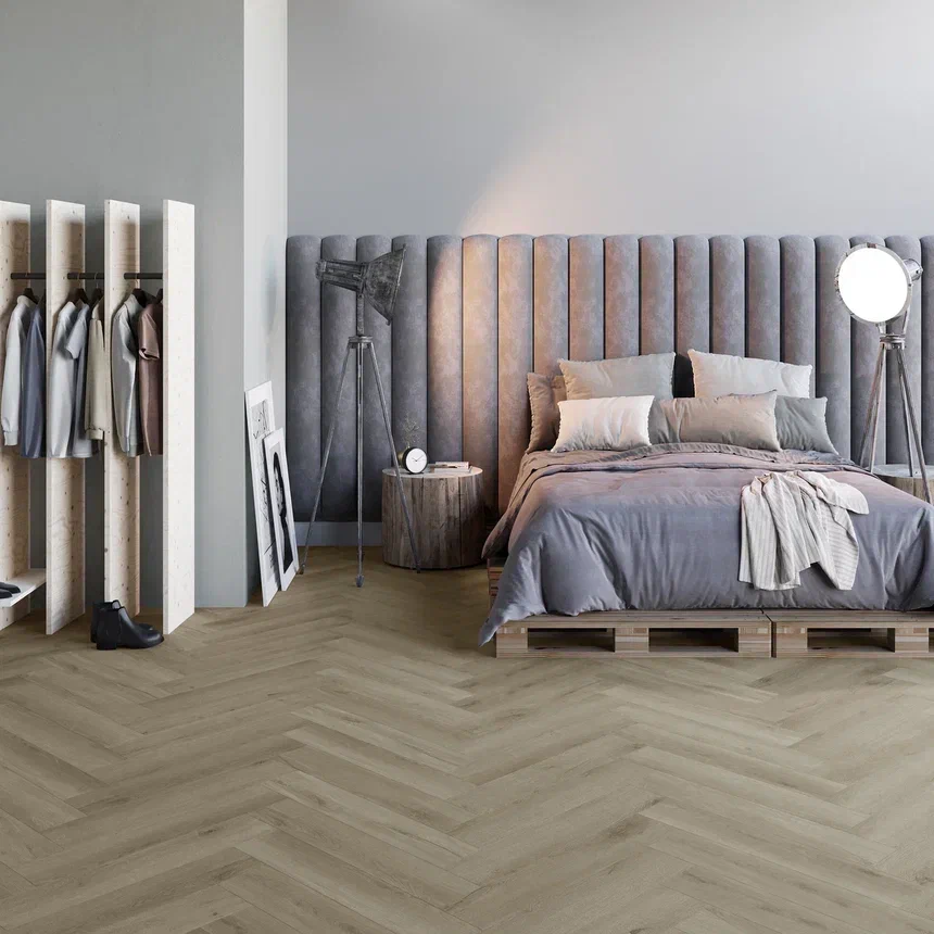 Кварцвиниловый SPC ламинат Invictus Maximus Herringbone River Oak Silt венгерская елка 743×145×5 фото в интерьере