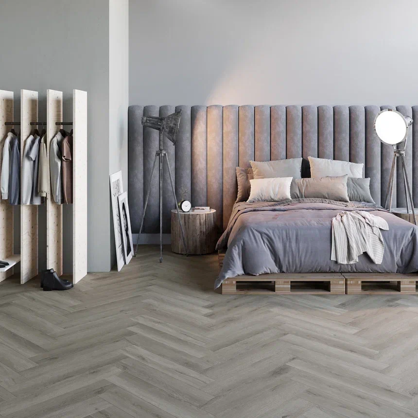 Кварцвиниловый SPC ламинат Invictus Maximus Herringbone River Oak Trout венгерская елка 743×145×5 фото в интерьере