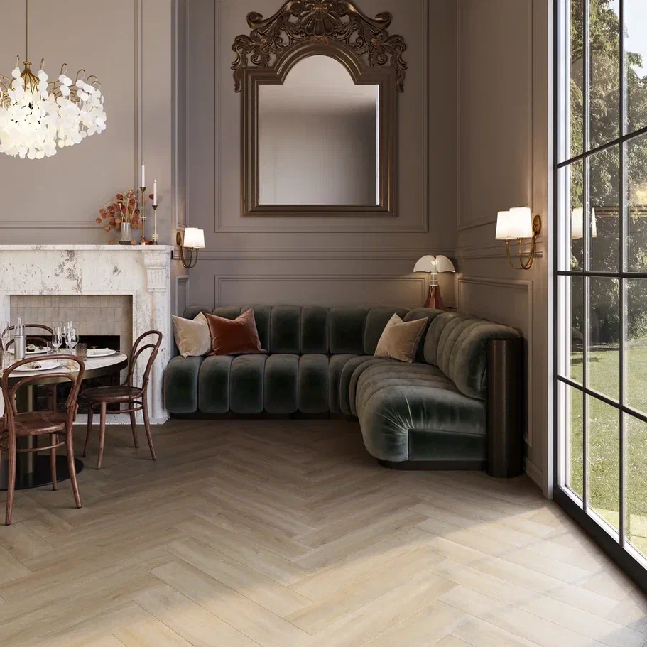 Кварцвиниловая плитка Invictus клеевая Maximus Herringbone Divine Oak Champagne венгерская елка 749×150×2,5 фото в интерьере