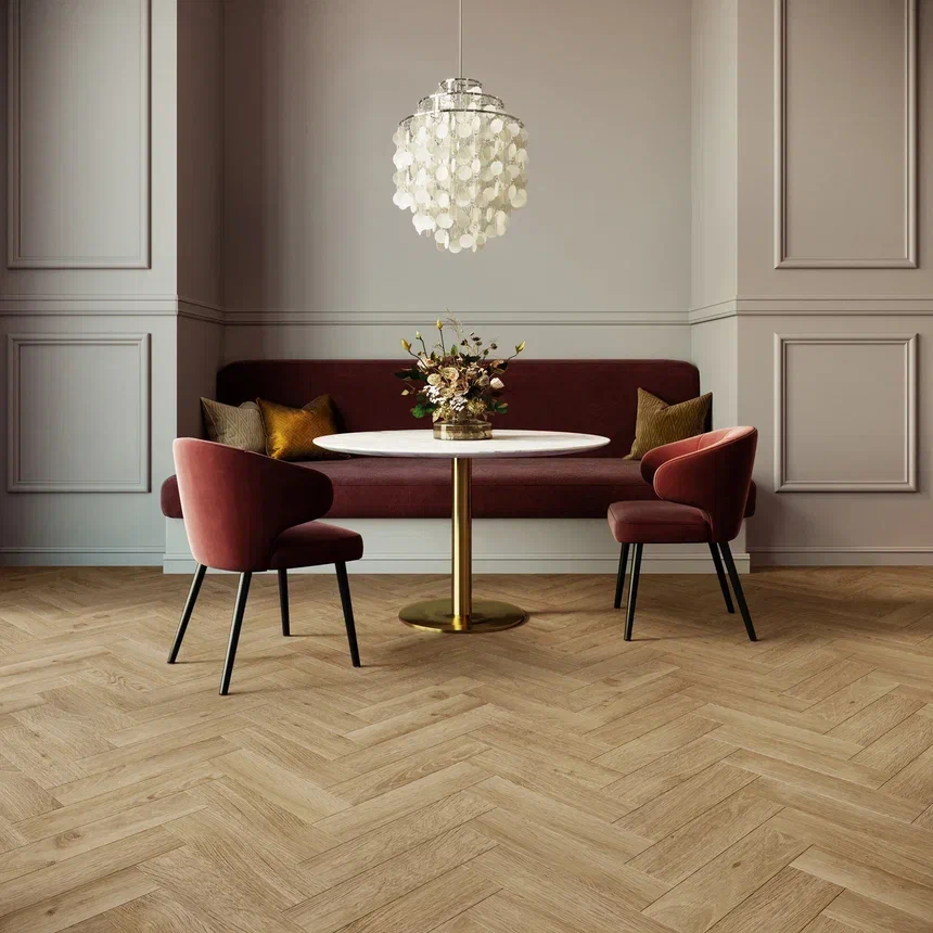 Кварцвиниловая плитка Invictus клеевая Maximus Herringbone Highland Oak Classic венгерская елка 749×150×2,5 фото в интерьере