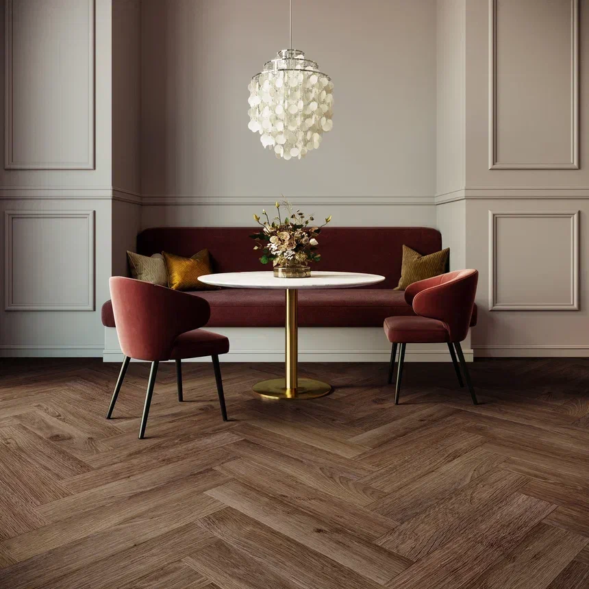 Кварцвиниловая плитка Invictus клеевая Maximus Herringbone Highland Oak Chocolate венгерская елка 749×150×2,5 фото в интерьере