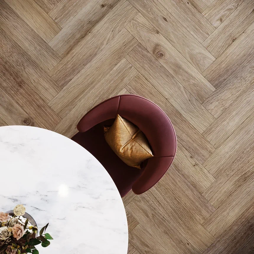 Кварцвиниловая плитка Invictus клеевая Maximus Parquet Highland Oak Roasted венгерская елка 406×102×2,5 фото в интерьере