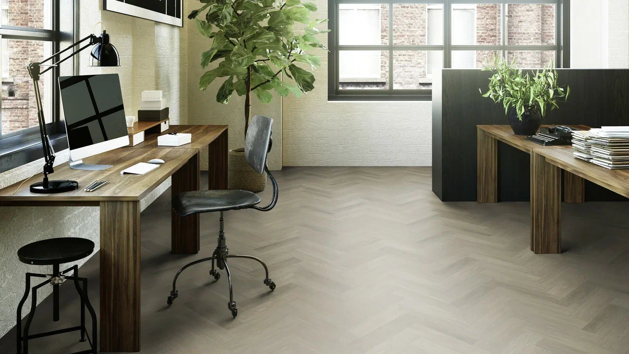 Кварцвиниловая плитка Invictus клеевая Maximus Parquet New England Oak Sand венгерская елка 406×102×2,5 фото в интерьере