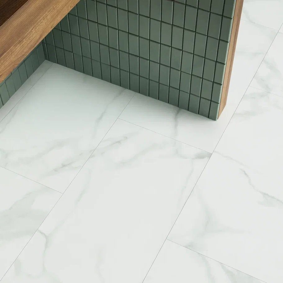 Кварцвиниловая плитка Invictus клеевая Primus Tile Pure Marble Snow 914×457×2 фото в интерьере