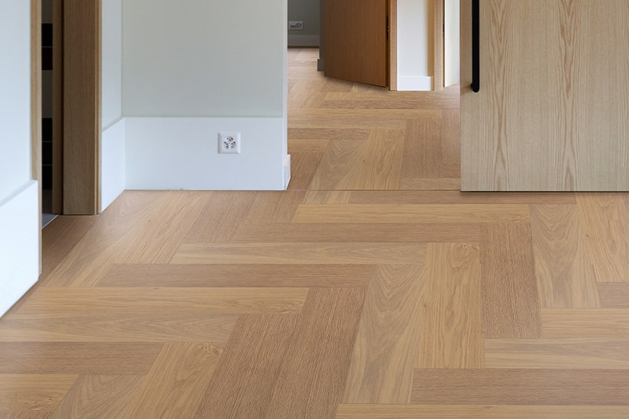 Паркетная доска Auswood Travel Herringbone Oak Amalfi NFH390 HB АBСD венгерская елка 600×125×12 фото в интерьере