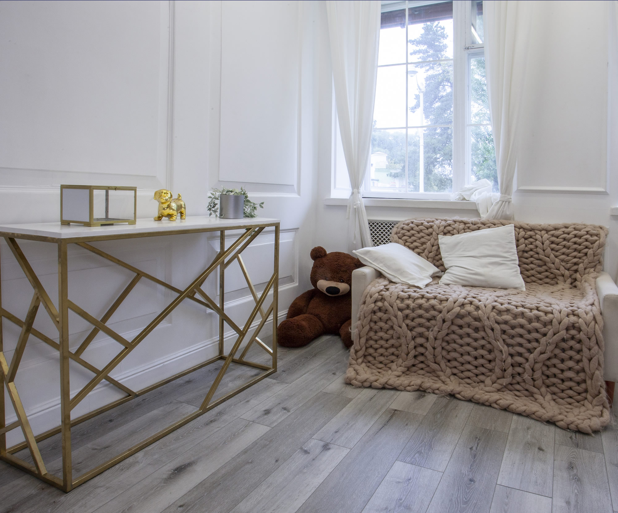 Кварцвиниловая плитка Damy Floor клеевая Family LVT Дуб Состаренный Серый T7020-5D-LVT 1227×187×2,5 фото в интерьере