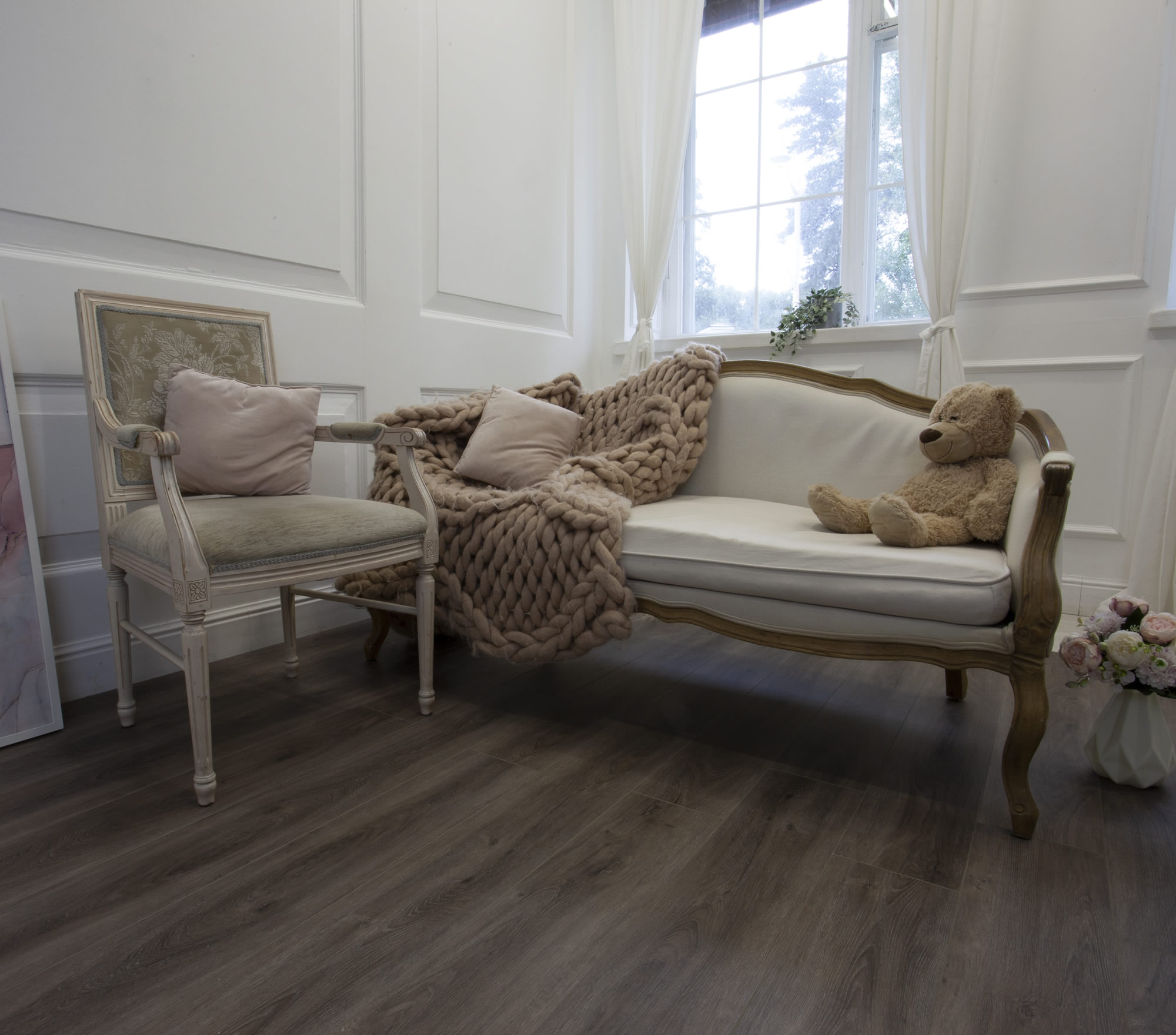 Кварцвиниловая плитка Damy Floor клеевая Family LVT Дуб Кантри TCM359-25-LVT 1227×187×2,5 фото в интерьере