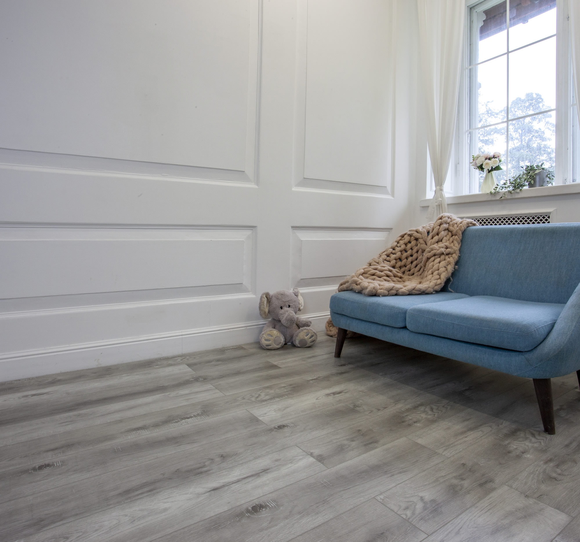 Кварцвиниловая плитка Damy Floor клеевая Family LVT Дуб Рустикальный Cерый TCM369-28-LVT 1227×187×2,5 фото в интерьере