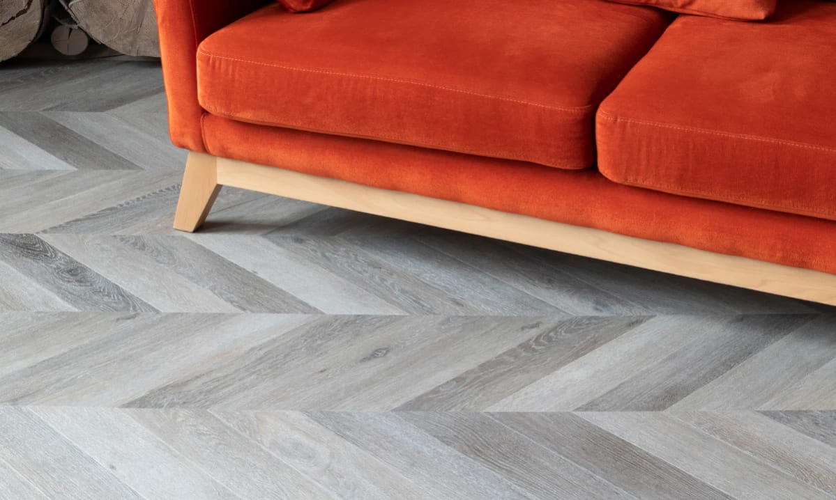 Кварцвиниловая плитка Vinilam клеевая Parquet Chevron Glue Шеврон Легран RI444515CL4 французская елка 690×115×2,5 фото в интерьере