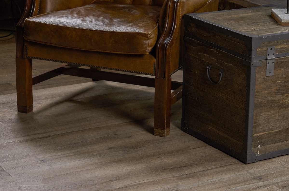 Кварцвиниловый SPC ламинат Vinilam Ceramo Cork Дуб Женева 8870-EIR 1520×225×8 фото в интерьере