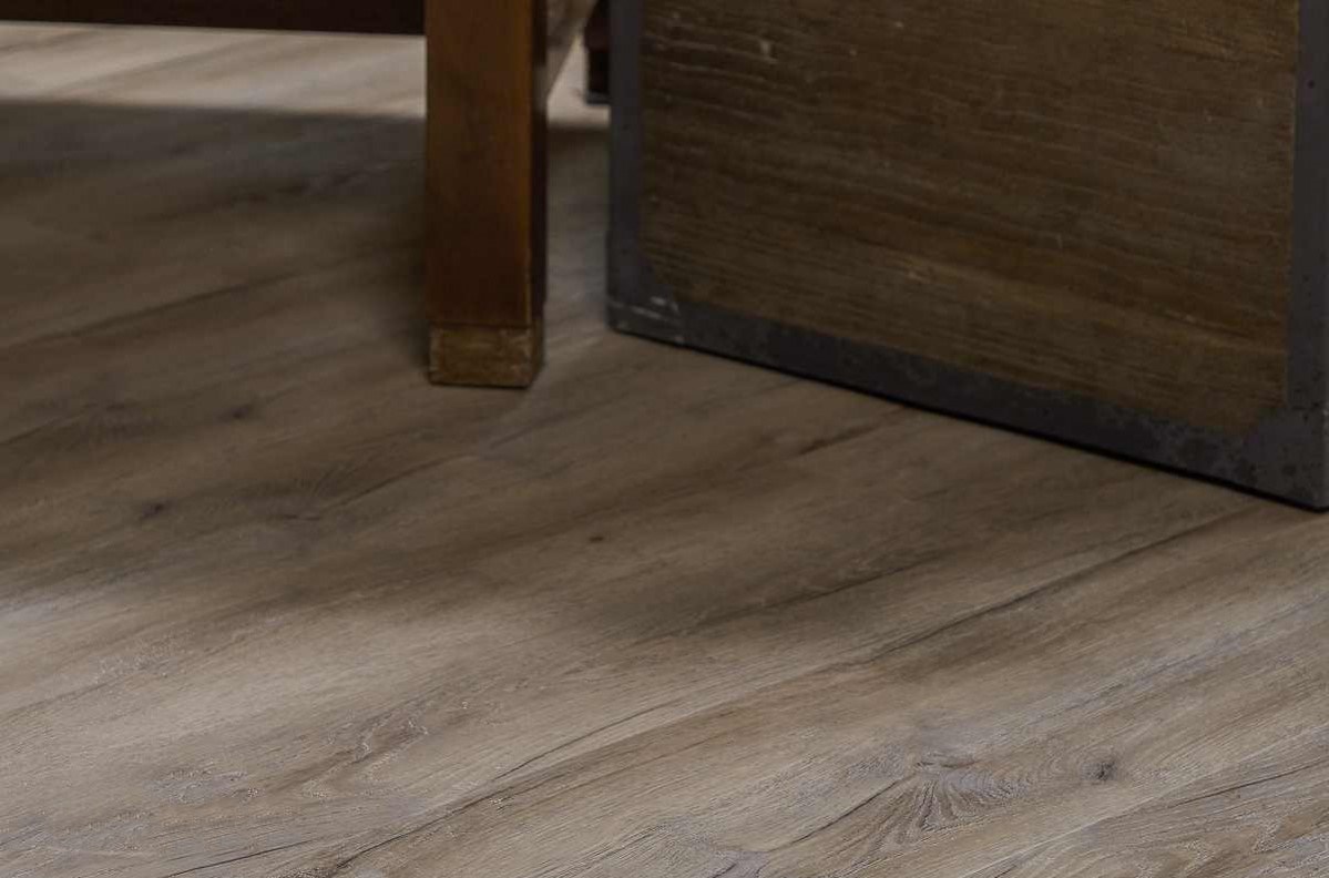 Кварцвиниловый SPC ламинат Vinilam Ceramo Cork Дуб Женева 8870-EIR 1520×225×8 фото в интерьере