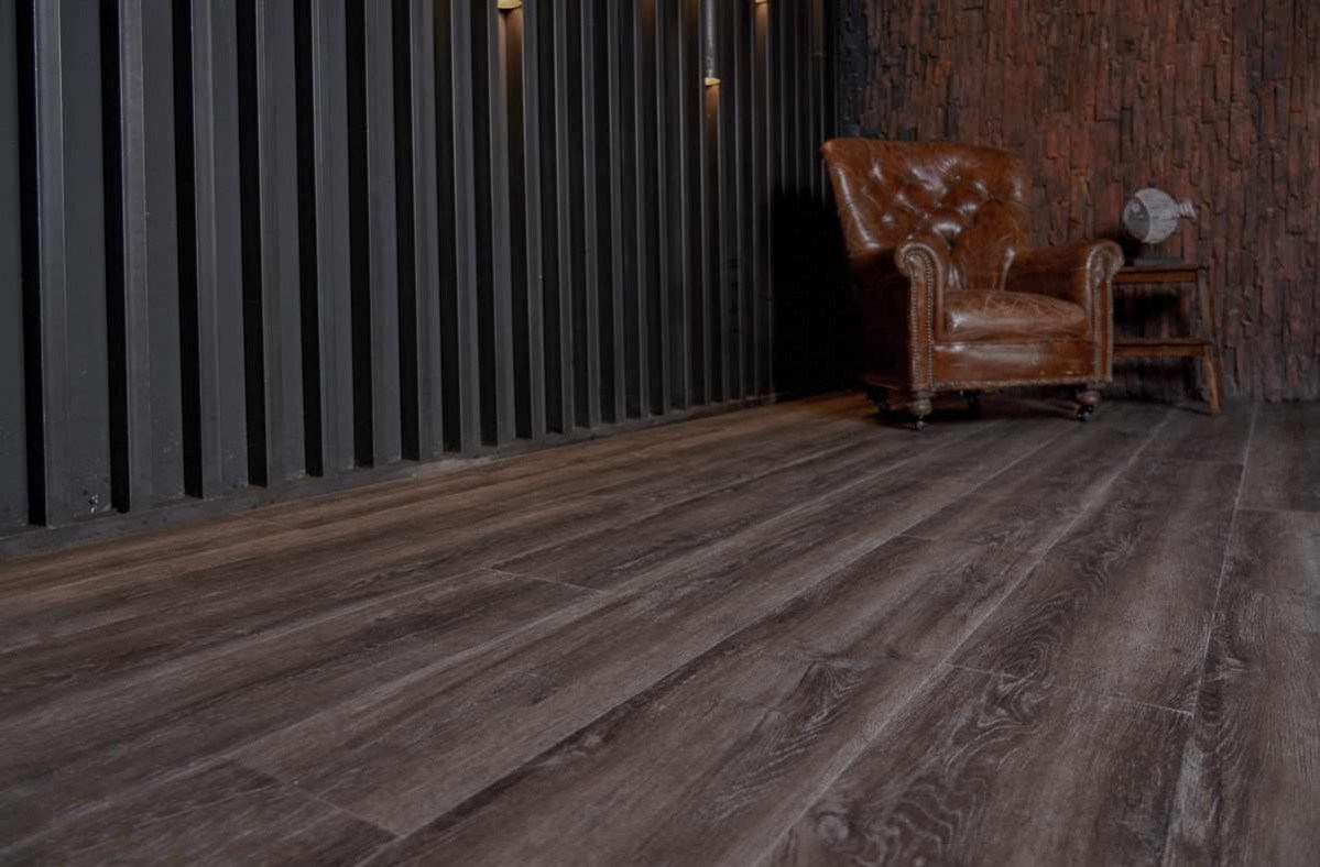 Кварцвиниловый SPC ламинат Vinilam Ceramo Cork Дуб Лугано 8890-EIR 1520×225×8 фото в интерьере