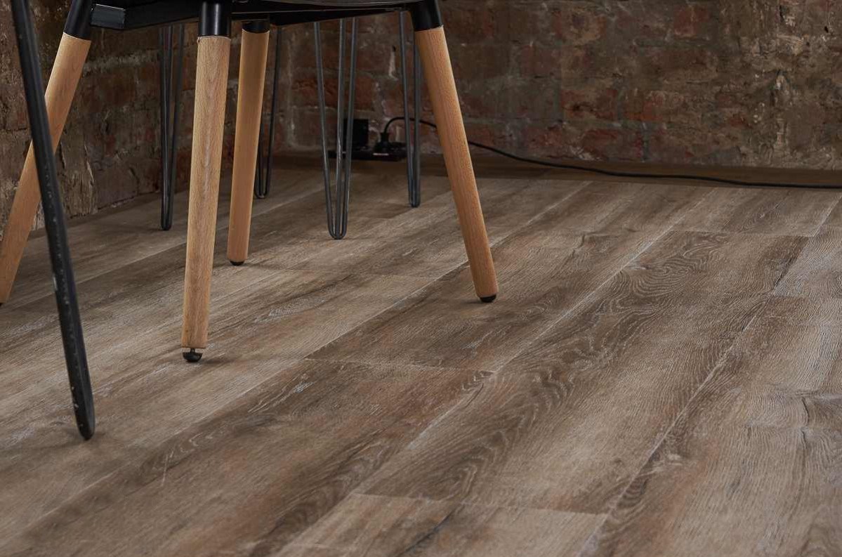 Кварцвиниловый SPC ламинат Vinilam Ceramo Cork Дуб Биль 8895-EIR 1520×225×8 фото в интерьере