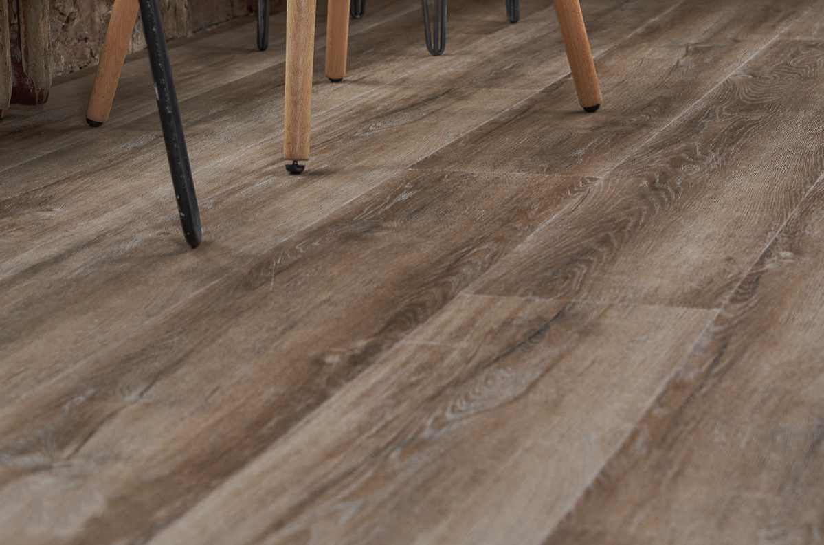 Кварцвиниловый SPC ламинат Vinilam Ceramo Cork Дуб Биль 8895-EIR 1520×225×8 фото в интерьере