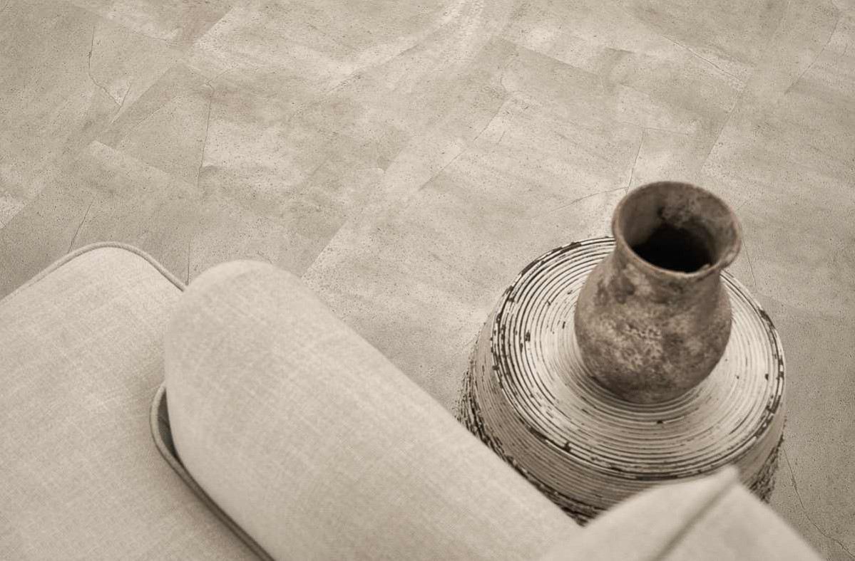 Кварцвиниловый SPC ламинат Vinilam Ceramo Stone Бетонная смесь 61603 940×470×8 фото в интерьере