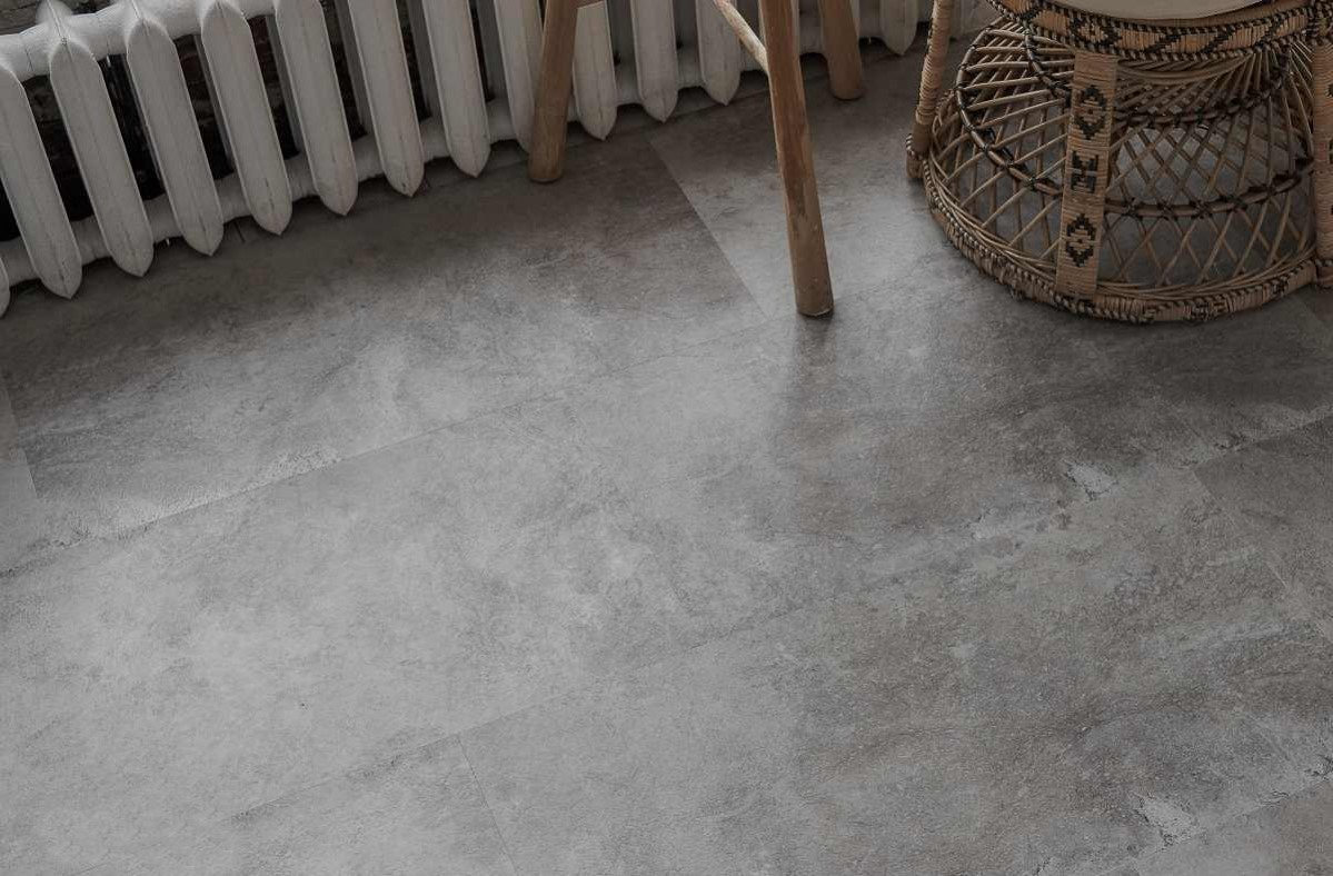Кварцвиниловый SPC ламинат Vinilam Ceramo Stone Сланцевый Камень 61605 940×470×8 фото в интерьере