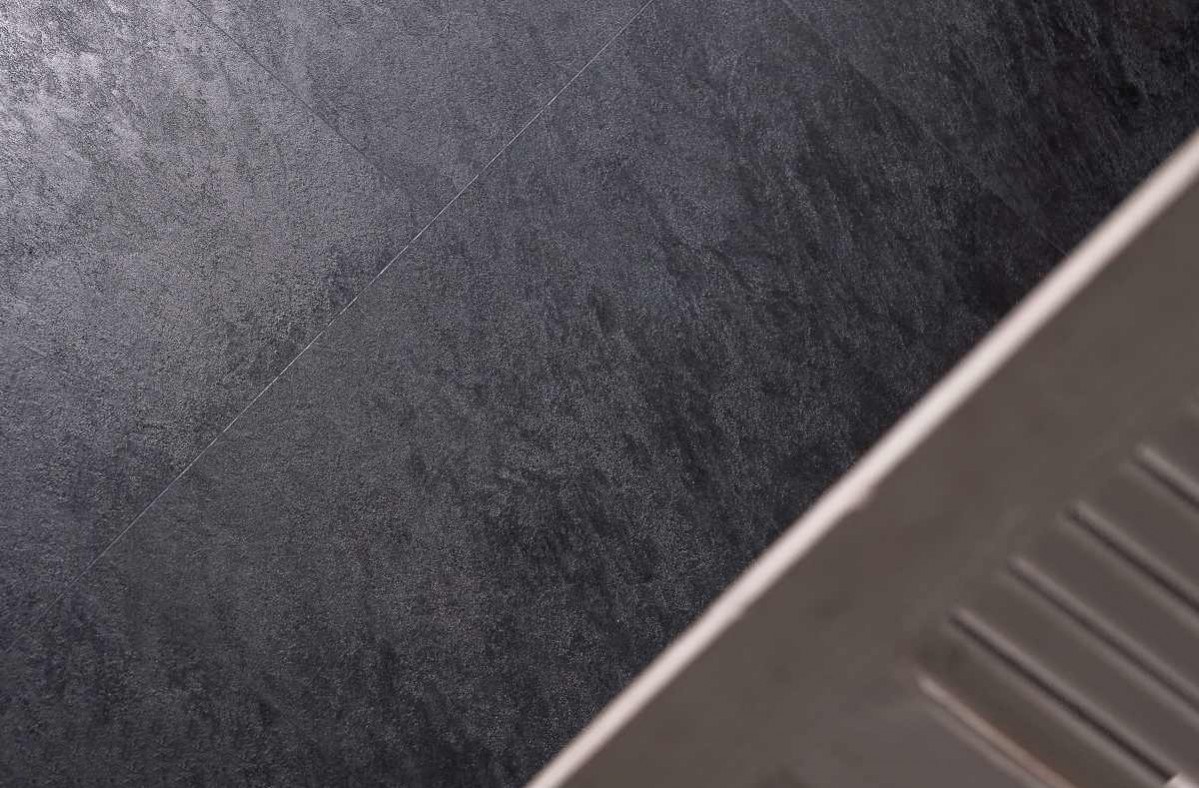 Кварцвиниловый SPC ламинат Vinilam Ceramo Stone Сланцевый Черный 61607 940×470×8 фото в интерьере
