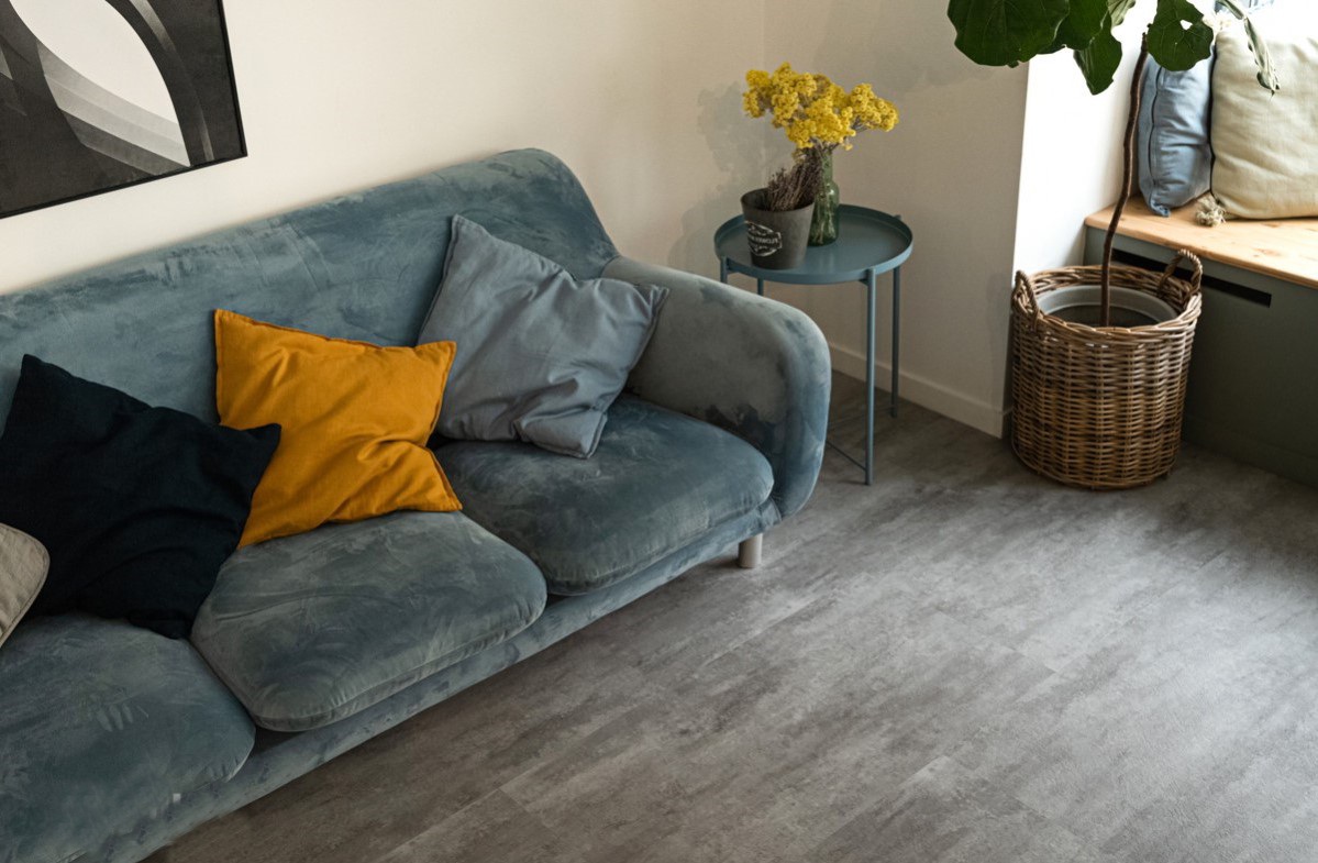 Кварцвиниловый SPC ламинат Vinilam Ceramo Stone Цемент Светлый 71614 940×470×8 фото в интерьере