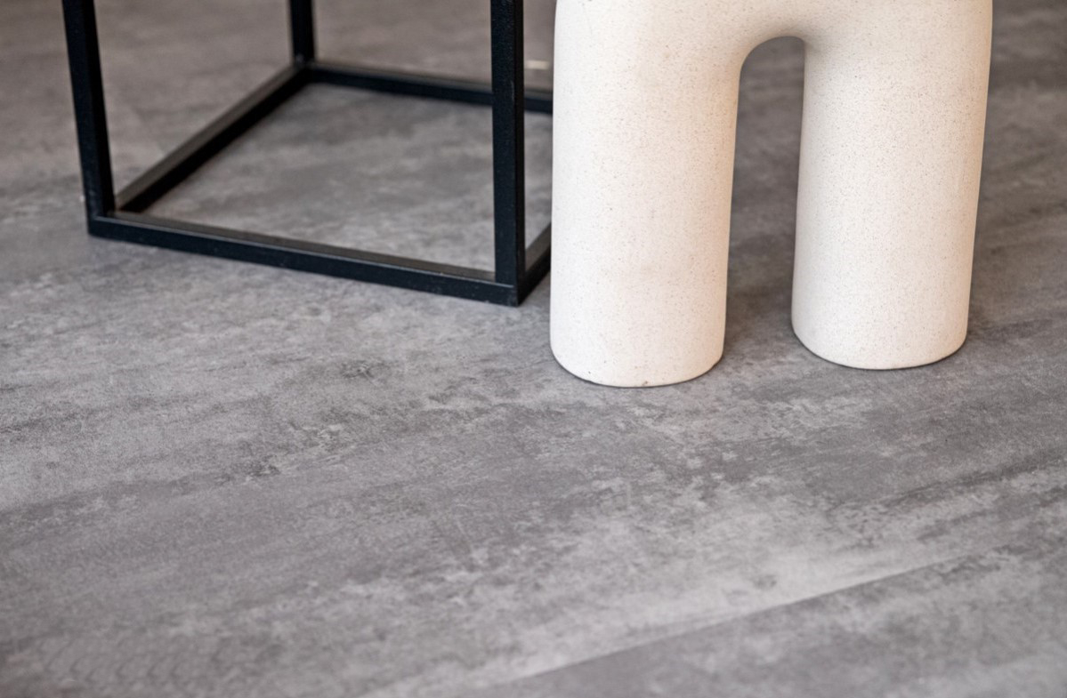 Кварцвиниловый SPC ламинат Vinilam Ceramo Stone Цемент Серый 71616 940×470×8 фото в интерьере