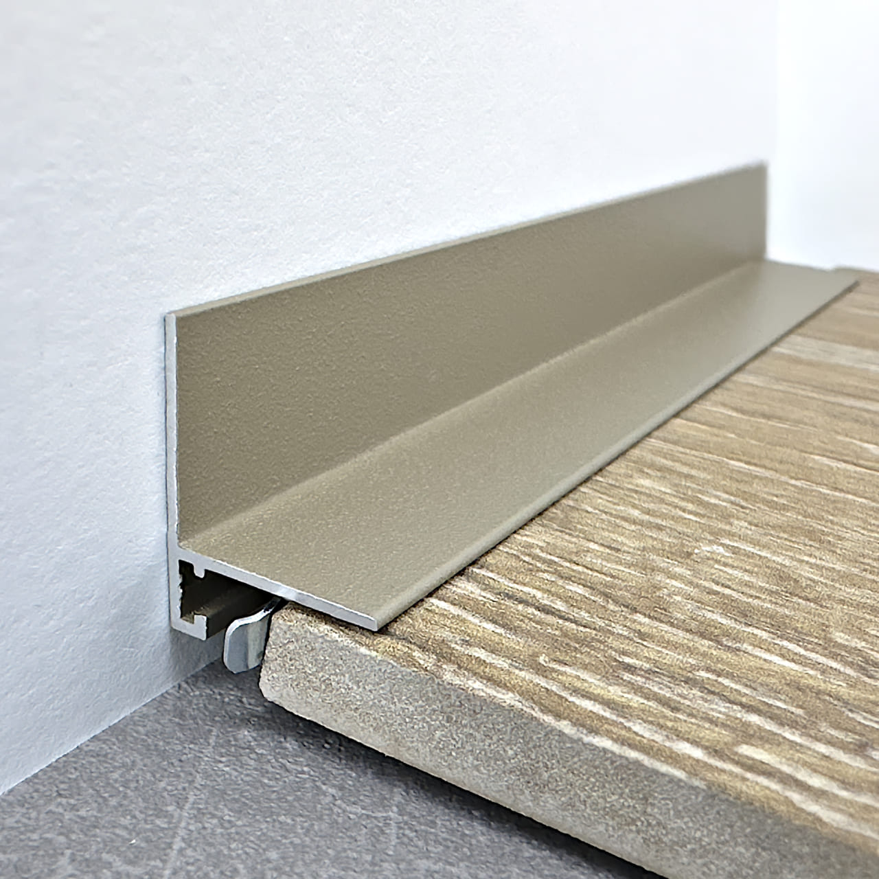 Микроплинтус алюминиевый TeckWood L-20 Титан Муар RAL 7048 2000×21×16