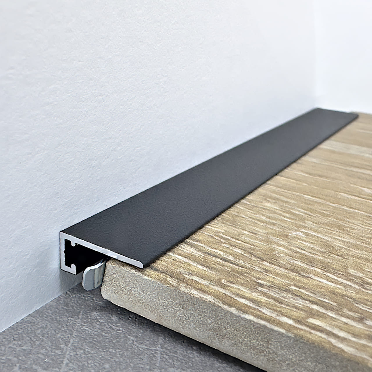 Микроплинтус алюминиевый TeckWood М-6 Черный Муар RAL 9005 2000×6×15