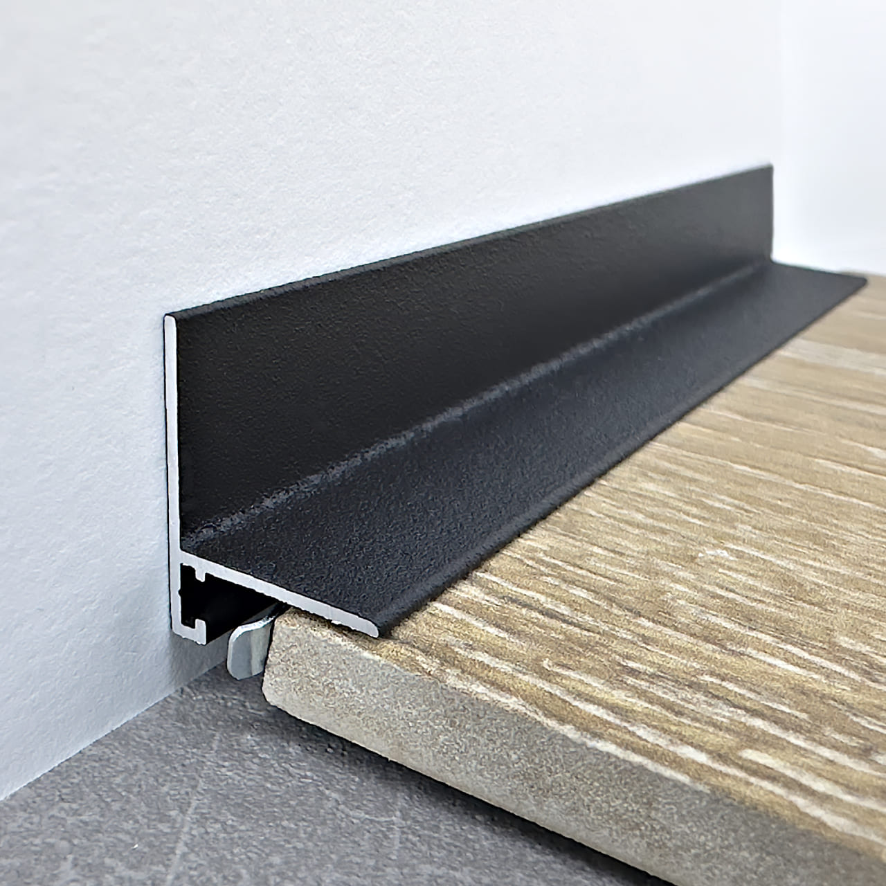 Микроплинтус алюминиевый TeckWood L-20 Черный Муар RAL 9005 2000×21×16