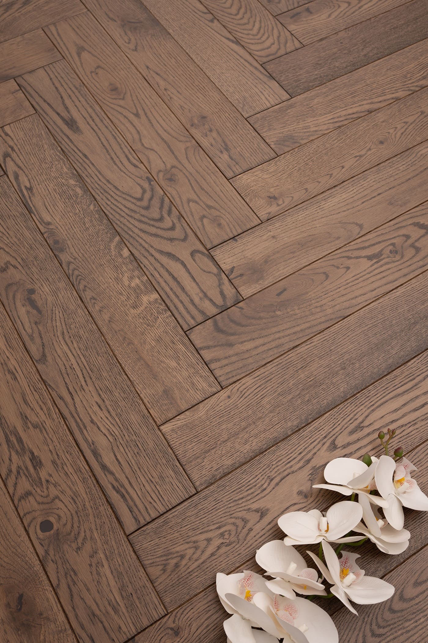 Инженерная доска Polarwood Herringbone Дуб Cylon 1019ACHB8CYLO124 робуст венгерская елка 600×100×14 фото в интерьере Инженерная доска Polarwood Herringbone Дуб Cylon 1019ACHB8CYLO124 робуст венгерская елка 600×100×14 фото в интерьере