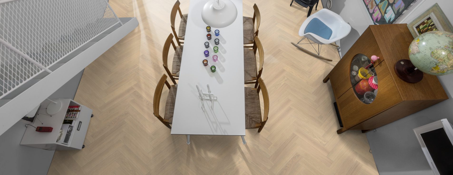 Инженерная доска Kahrs Дуб AB Creme White 111PABEKFVKE600 Calm венгерская елка 600×120×11 фото в интерьере