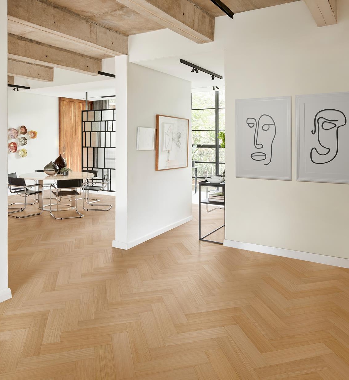 Паркетная доска Kahrs Life Authentic Herringbone Oak Chamomille Right LTCLRW5001R-121 Calm венгерская елка 593×121×10 фото в интерьере