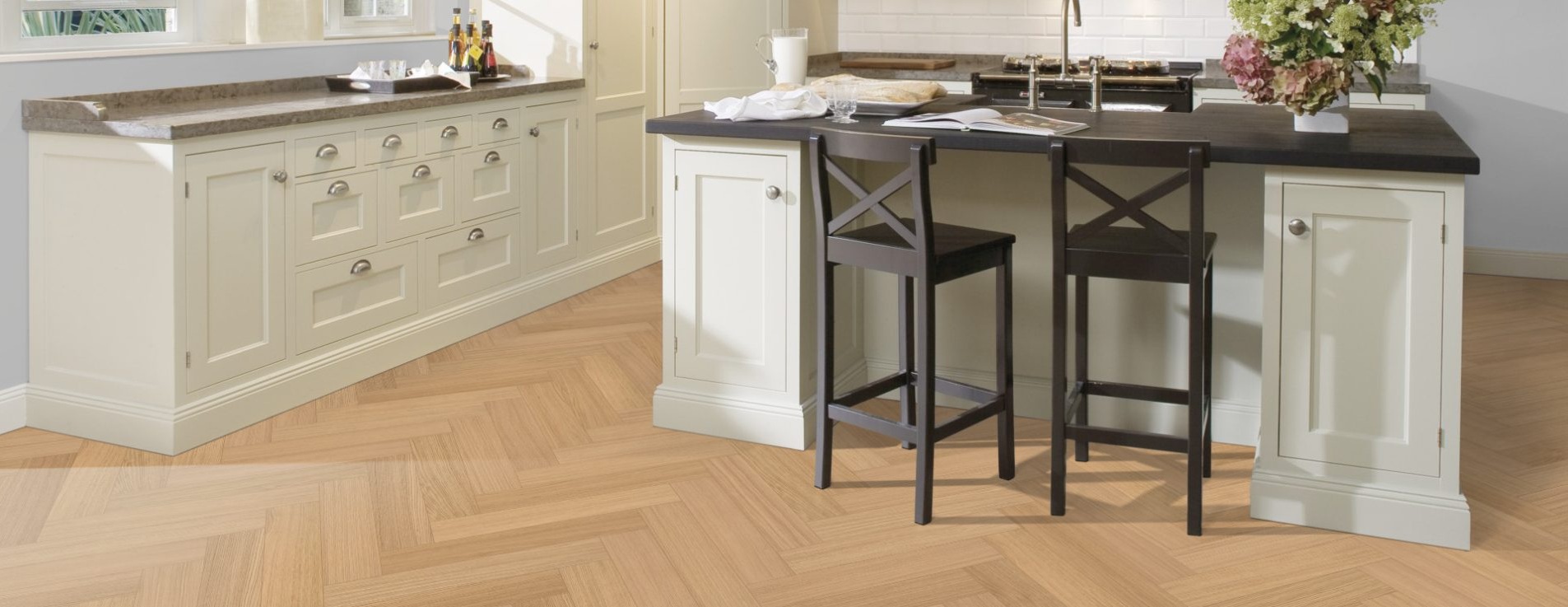 Паркетная доска Kahrs Life Authentic Herringbone Oak Chamomille Right LTCLRW5001R-121 Calm венгерская елка 593×121×10 фото в интерьере