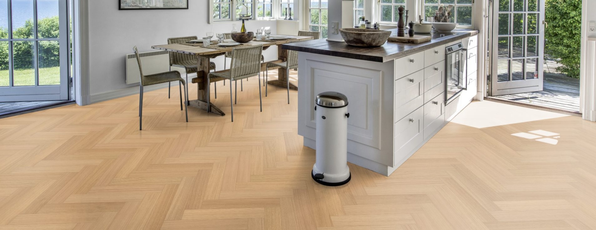 Паркетная доска Kahrs Life Authentic Herringbone Oak Chamomille Right LTCLRW5001R-121 Calm венгерская елка 593×121×10 фото в интерьере