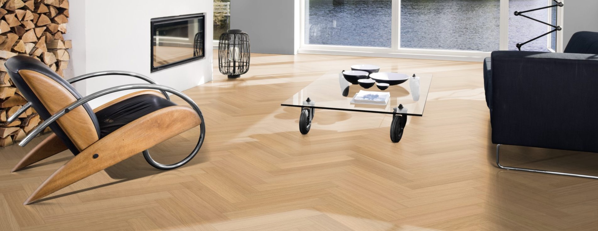 Паркетная доска Kahrs Life Authentic Herringbone Oak Chamomille Right LTCLRW5001R-121 Calm венгерская елка 593×121×10 фото в интерьере