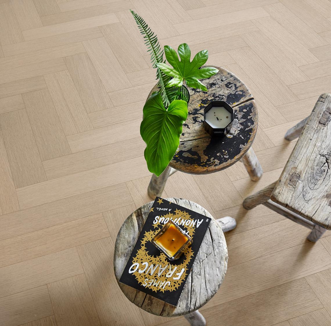 Паркетная доска Kahrs Life Authentic Herringbone Oak Mint Right LTCLRW5003R-121 Calm венгерская елка 593×121×10 фото в интерьере