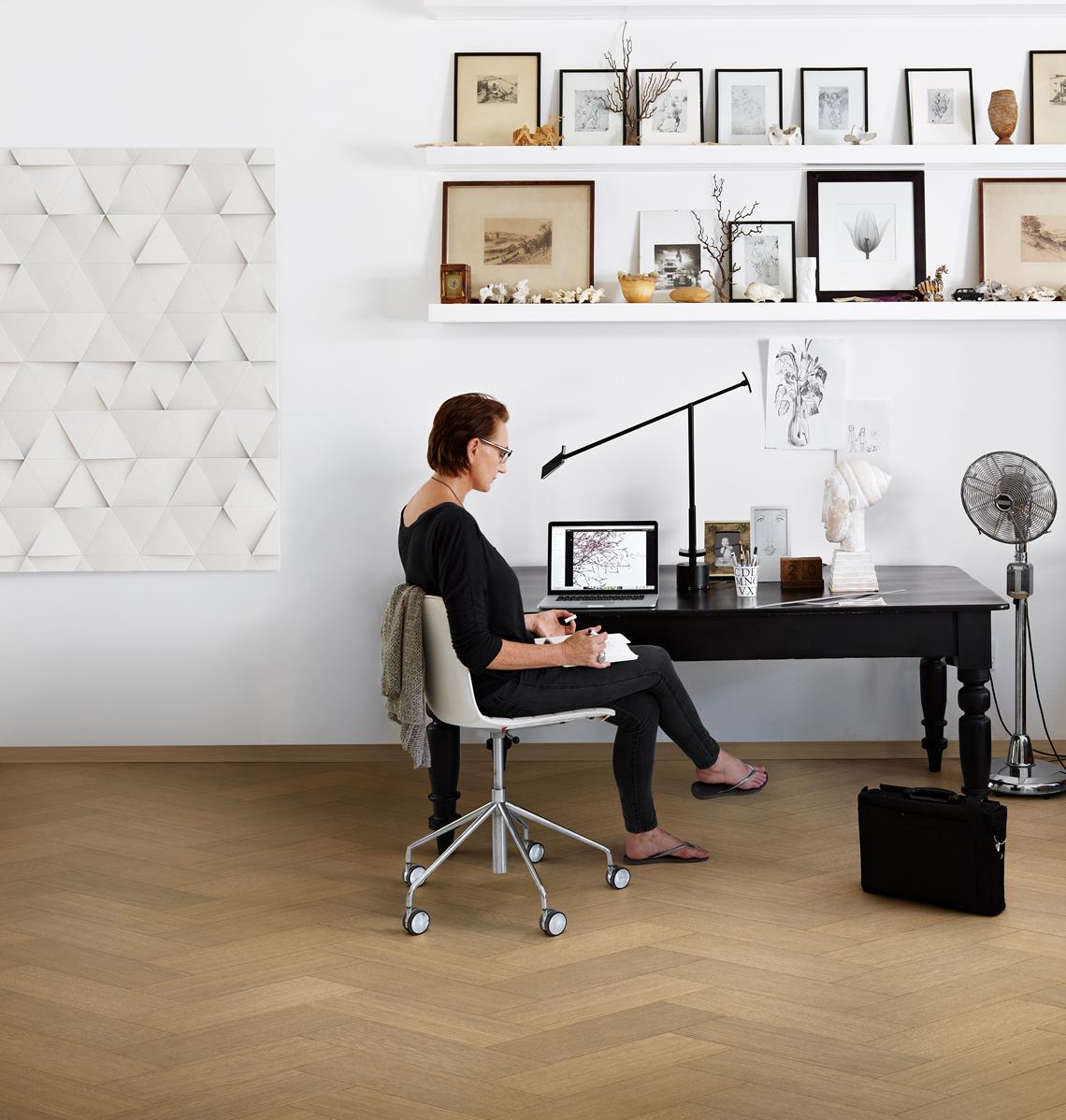 Паркетная доска Kahrs Life Authentic Herringbone Oak Sage Right LTCLRW5004R-121 Calm венгерская елка 593×121×10 фото в интерьере