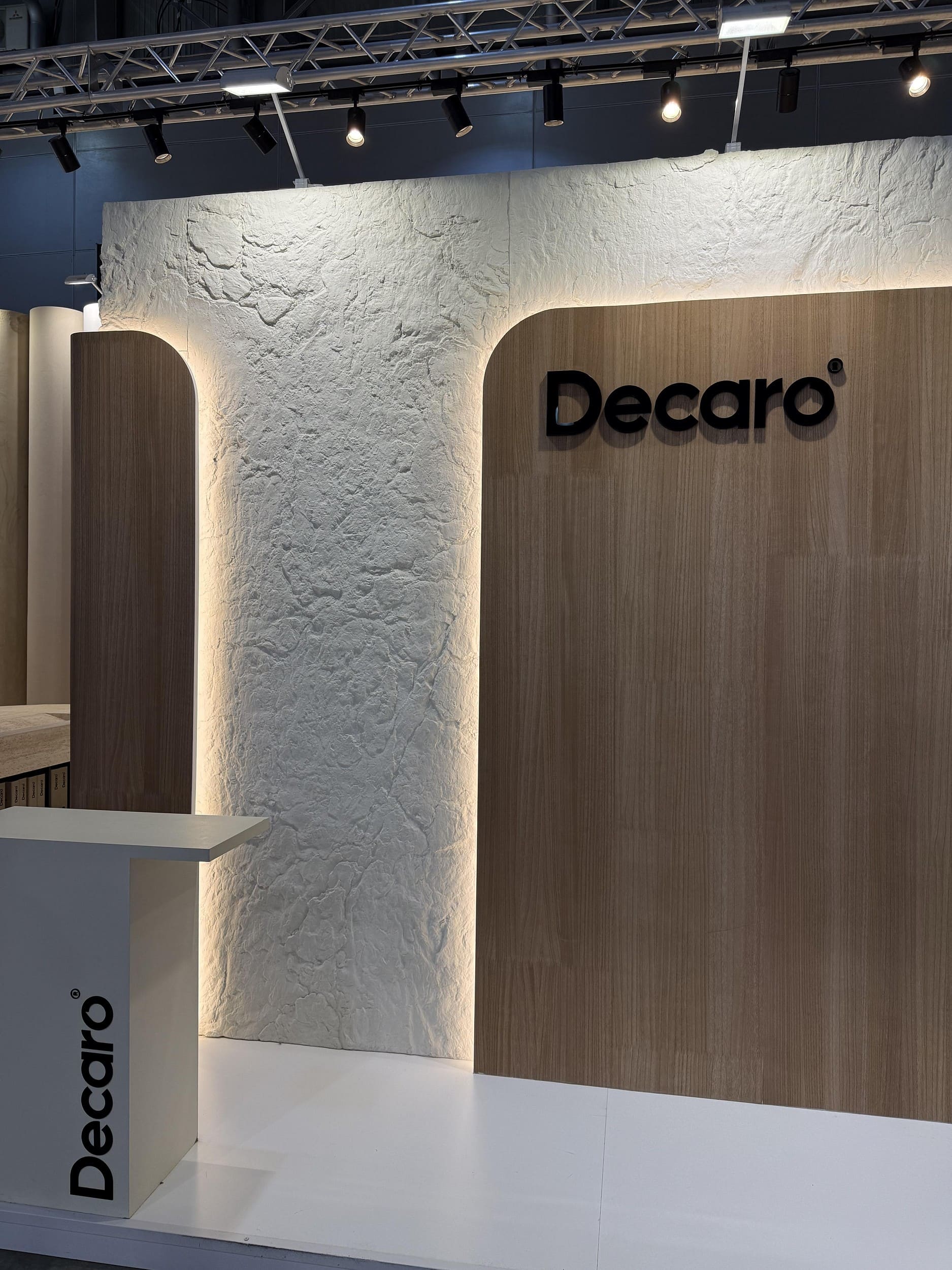 Гибкий камень под покраску Decaro Flex Stone Скала Rock D1001 3000×1160×3-13 фото в интерьере