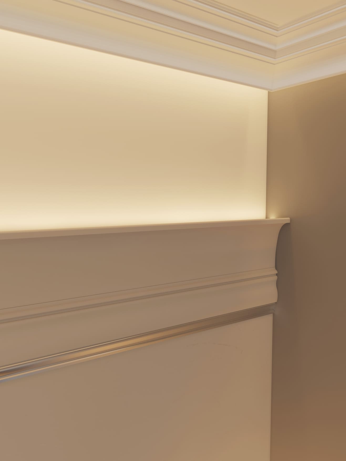 Потолочный плинтус под покраску Cosca Decor KX013 2000×75×95 фото в интерьере