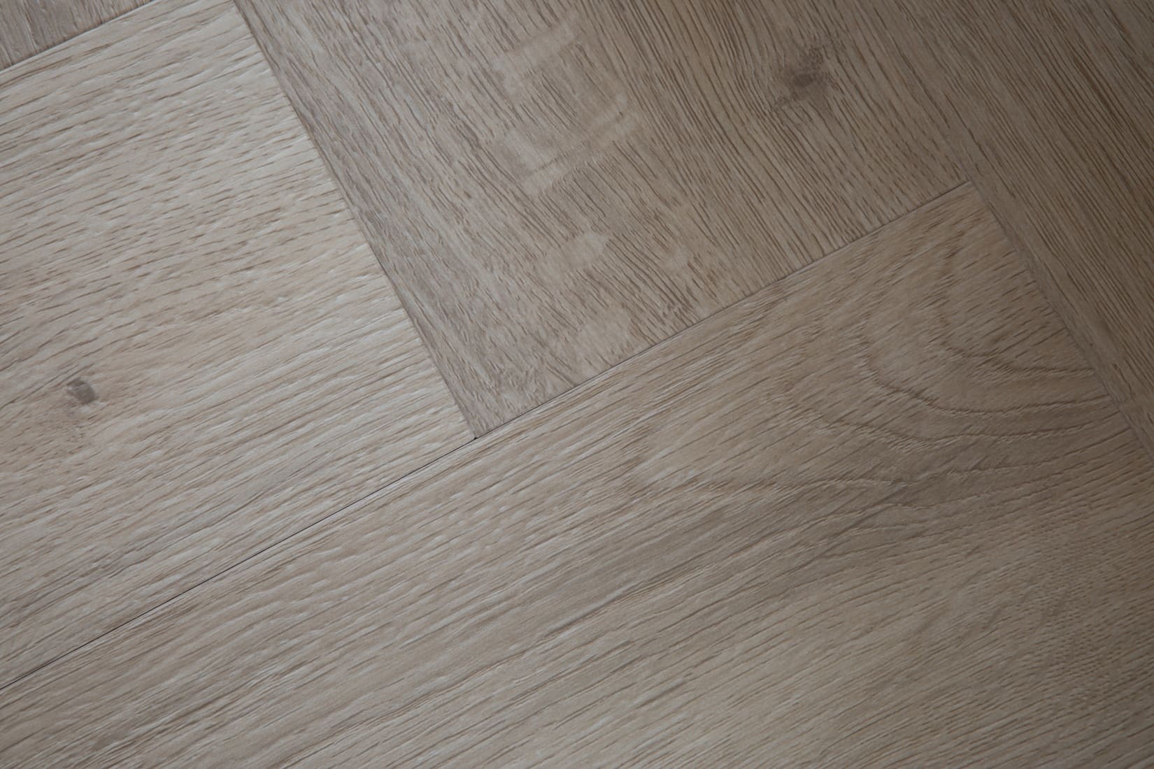 Кварцвиниловый SPC ламинат Vinilam Vinilpol Herringbone Паркет Палладио 9944 венгерская елка 762×127×7 фото в интерьере